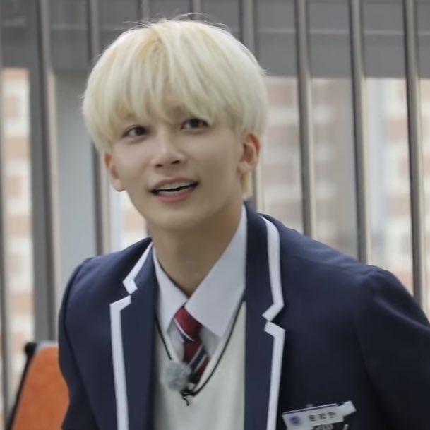 그냥 전체적으로 짱임.. 얼굴이 진짜 반질반질 너무 잘생김