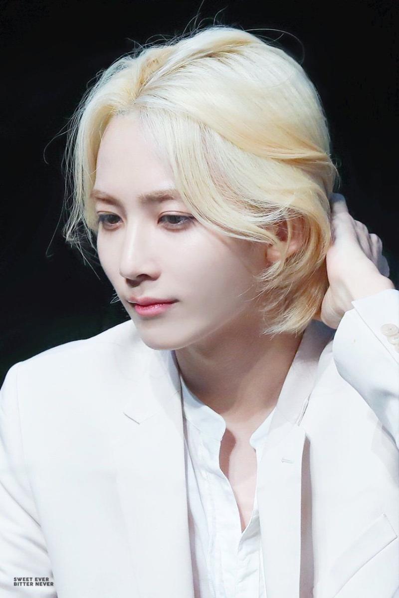 좋다.. 이렇게까지 잘생겨야 할 필요가 있나 싶고..