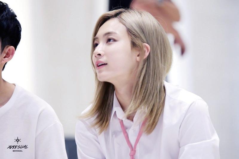 4. 윤정한 예나선정 금발/장발이 제일 잘 어울리는 아이돌... 미쳣음 짐짜 ㄹㅇ로 짱이야 정말 그냥 장발도 어울리는데 중단발? 길이+5대5 가