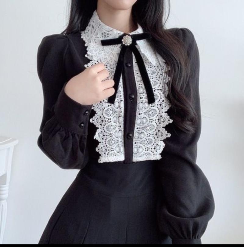 ☆상☆의☆ Q 아 이럴거면 원피스사지 왜 따로삼 A 시발 옷들이 다 쥐파먹은길이로 짧게나오기때문 옷 시선강탈할만하지 브로치도 살것임