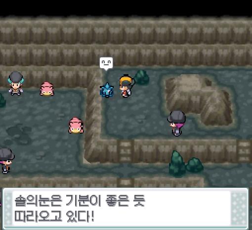 비전통은 누군가의 PC로 전송되었다! 솔의눈에게 말을 걸어보았다.. 솔의눈은 기분이 좋은 듯 따라오고 있다! 그 때 로켓단 조무래기가 연가람에게