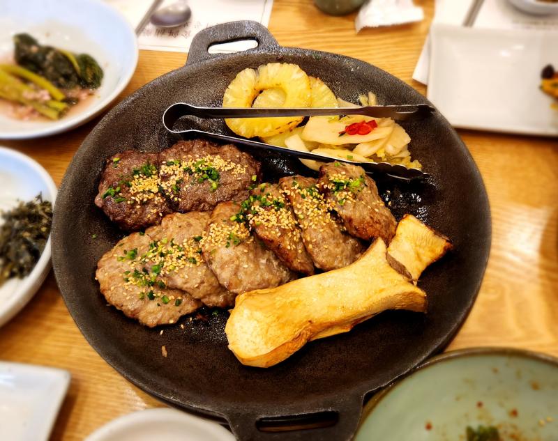 가족끼리 담양 갔다옴... 유명한 떡갈비인가 먹고 죽녹원가서 엄마가 길 헷갈려서 길 헤멨다가 저녁에 여수쪽 가서 해물탕 먹고 옴