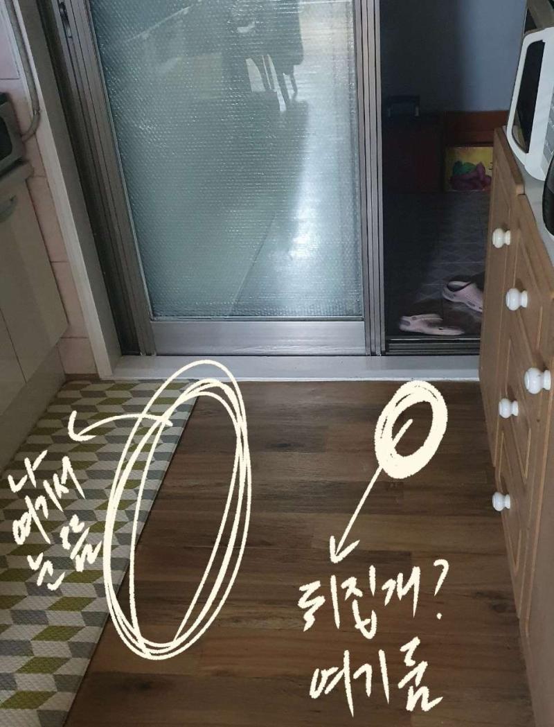 그래서 무조건 피 보겠다. 생각하고 있었대... 그렇게 딱 넘어졌고, 눈을 뜨는데... 당연히 입구에서 나오는 찰나에 넘어졌으니까 빨래 꺼내는