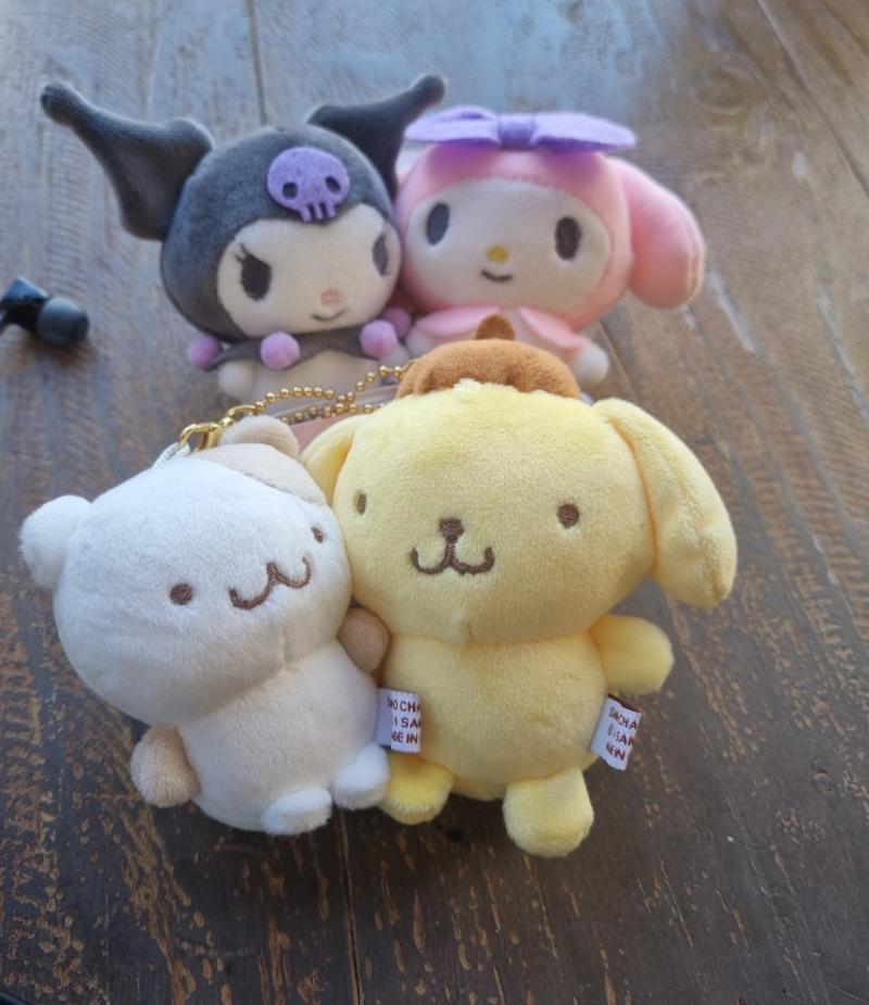 미친 전인류봐줘 씌발 개초존나기여워 와시발 보자마자 질렀는데 산리오 공식굿즈구요~~~ 얘들아 이거 너무귀엽지않냐??? 볼떼기에 자석있어서 착달라