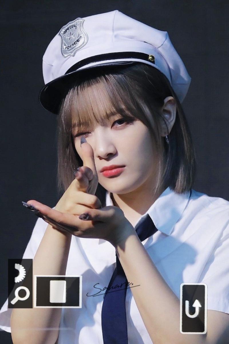 경찰복보고 와 진짜 레전드다 찢었다 다시 나올 수 없는 리즈짤이다... 하고 있었더니 나에게 더 큰 리즈짤을 가져다줌 안경쓴 연상선배 이미지에