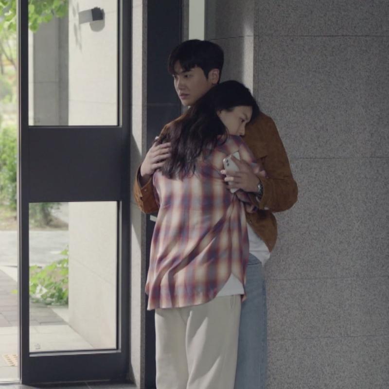 일단 연하연상이긴 한데 여자가 꿇어서 동갑 헤테로 야구선수 유망주였는데 부상입어서 야구 그만두고 경특된 짝녀 하나때문에 경찰된 헤테로 선(계약)