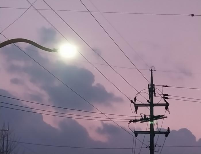 걸어서 퇴근했어요. 해질 무렵 파스텔 톤 하늘이 참 예뻤습니다. 사진엔 제대로 담기지 않았네요. 레스주는 퇴근했으려나요. 무소식이 희소식이려니