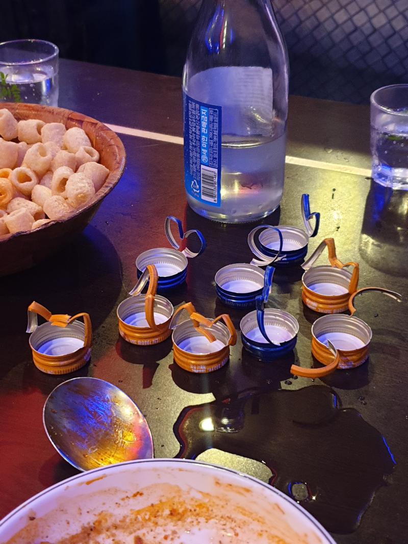 오늘 술을 좀 많이 마셔서 조금 힘들어 4명이서 10병 가까이 마신 거 같아ㅋㅋㅋㅋㅋㅋㅋ 진짜 10만원 나올줄은 꿈에도 몰랐다.. 하..ㅋㅋㅋㅋ