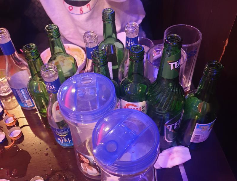 오늘 술을 좀 많이 마셔서 조금 힘들어 4명이서 10병 가까이 마신 거 같아ㅋㅋㅋㅋㅋㅋㅋ 진짜 10만원 나올줄은 꿈에도 몰랐다.. 하..ㅋㅋㅋㅋ