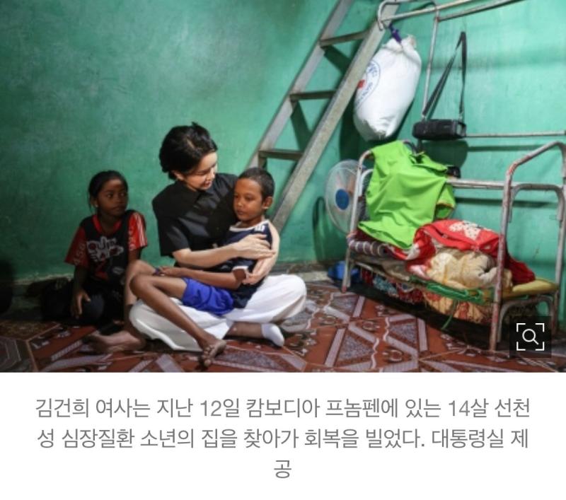 됐고 이번에 터진 국제적 망신들 너무 고통이다 진짜 ㅅㅂ.... 아니 어떻게 반년만에 대통령 퇴진 40만명 시위가 모이는데 그게 방송에도 잘 안