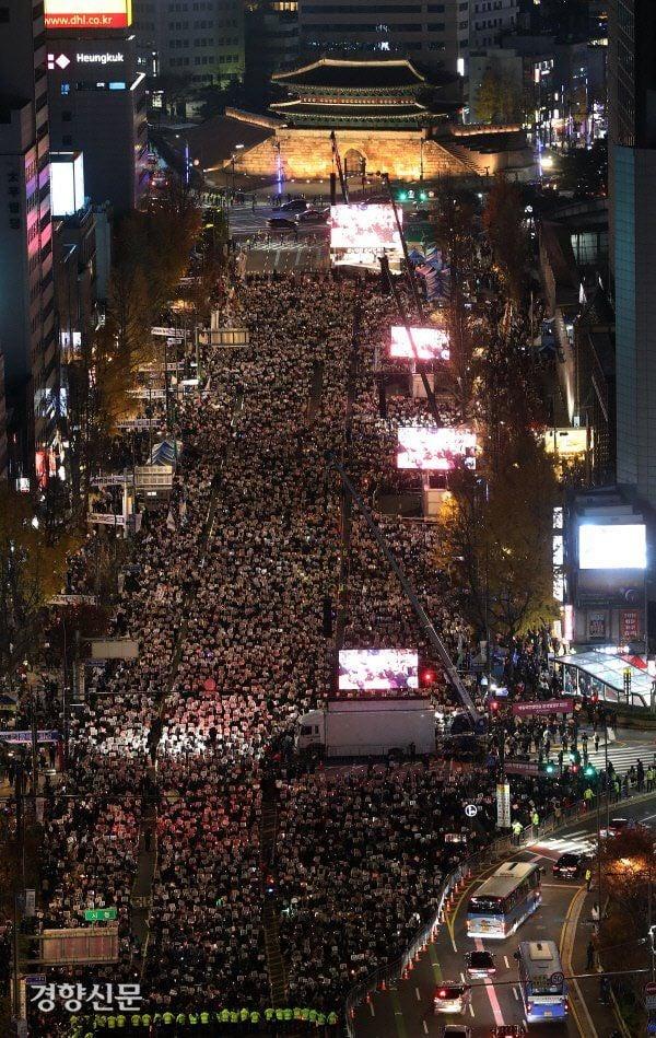 됐고 이번에 터진 국제적 망신들 너무 고통이다 진짜 ㅅㅂ.... 아니 어떻게 반년만에 대통령 퇴진 40만명 시위가 모이는데 그게 방송에도 잘 안
