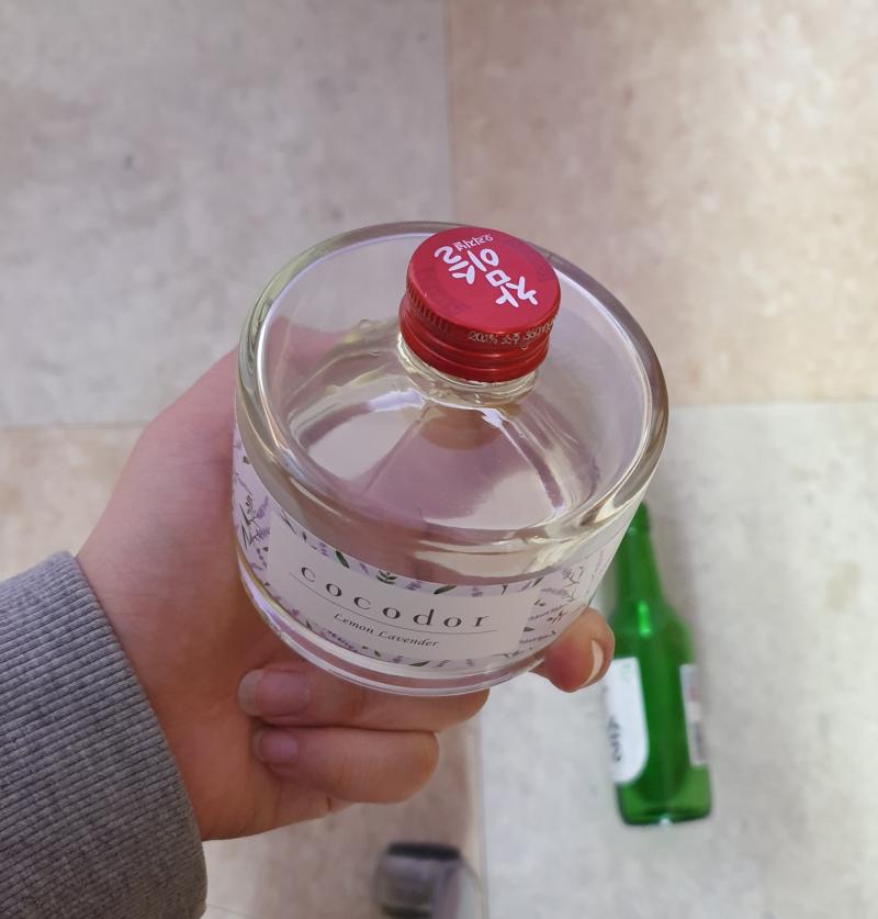와 진짜 겁나 웃긴닼ㅋㅋㅋㅋㅋㅋㅋㅋㅋㅋㅋ 오늘 긱사 짐빼기로 해서 내가 대충 싸고 있는데 방향제가 그냥 들고 가면 엎어서 난리날 거 같았단 말이