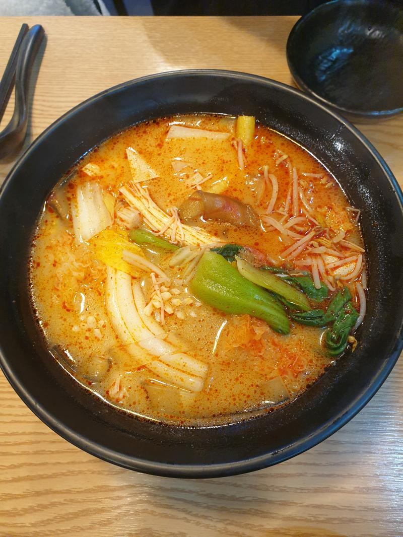 캬 마라탕 맛집 하나 또 뚫었어 이 쪽은 이집이 가장 맛있는듯 친구랑 1그릇 시켜서 나눠먹었는데 친구는 맵게 안 먹어서 1단계로 먹었는데도 맛있