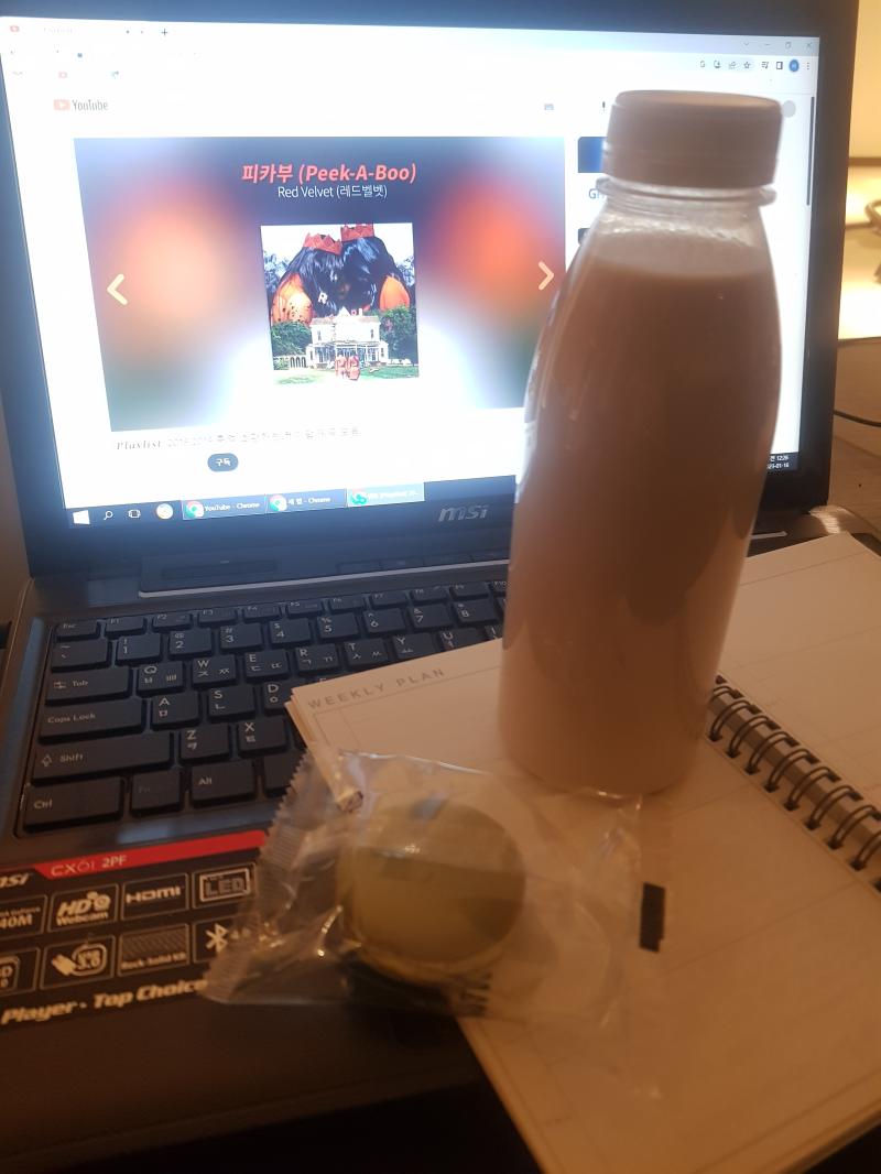 어제 플러피 클라우드에서 산거 밀크티랑 피스타치오 마카롱