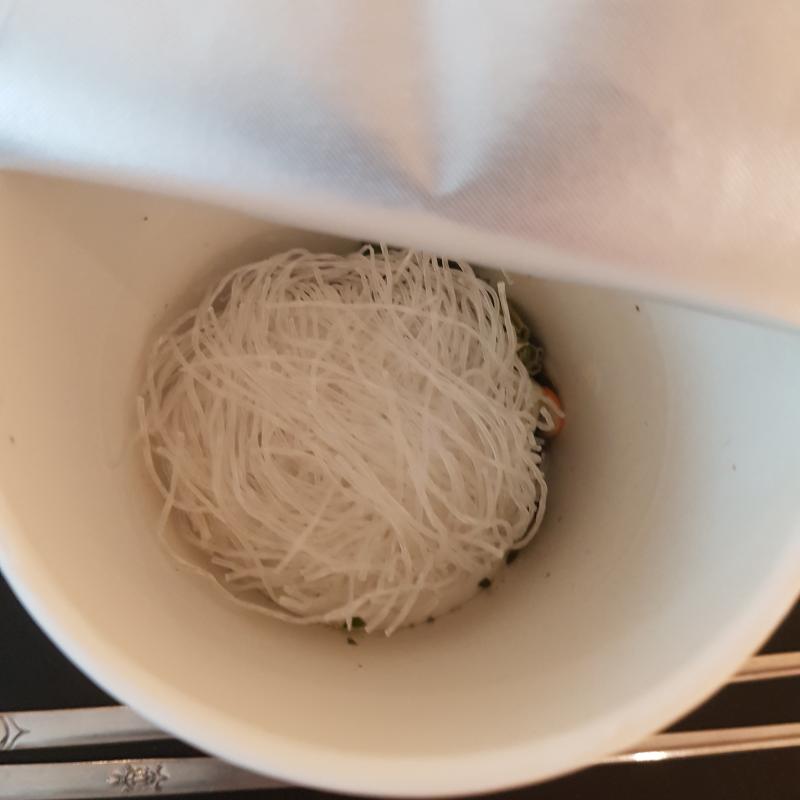 아니 컵라면 깠는데 이거 뭐냐 이런 면일줄은 몰랐는데