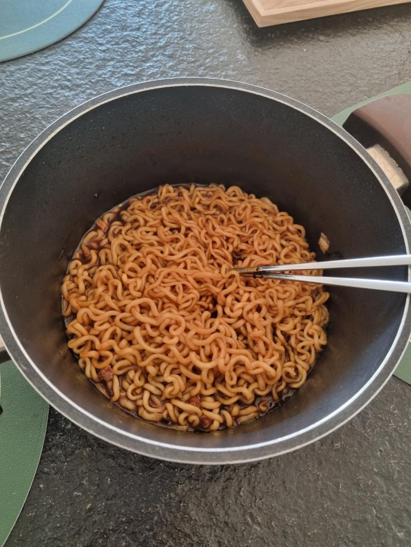 짜파구리 첨보는 브랜드 라면을 넣었더니 처음먹어보는 맛이난다 별점 3.5