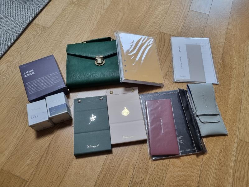 글입다 랜박왔다 히히 잉크 4개에서 땡잡았음 노트가 좀 잡스럽긴한데 6공다이어리가 간지나서 모든게 용서됨 개인적으론 랜박 잘뽑은거같다 나이스