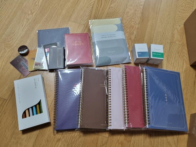 글입다 랜박왔다 히히 잉크 4개에서 땡잡았음 노트가 좀 잡스럽긴한데 6공다이어리가 간지나서 모든게 용서됨 개인적으론 랜박 잘뽑은거같다 나이스
