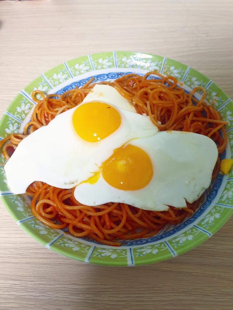 아 나폴리탄 만들려다가 우연히 만들었다 집에 굴소스는 없고 불닭 소스는 있었거든! 트위치 보면서 맛나게 먹읍시당 +) 사진 추가했어!