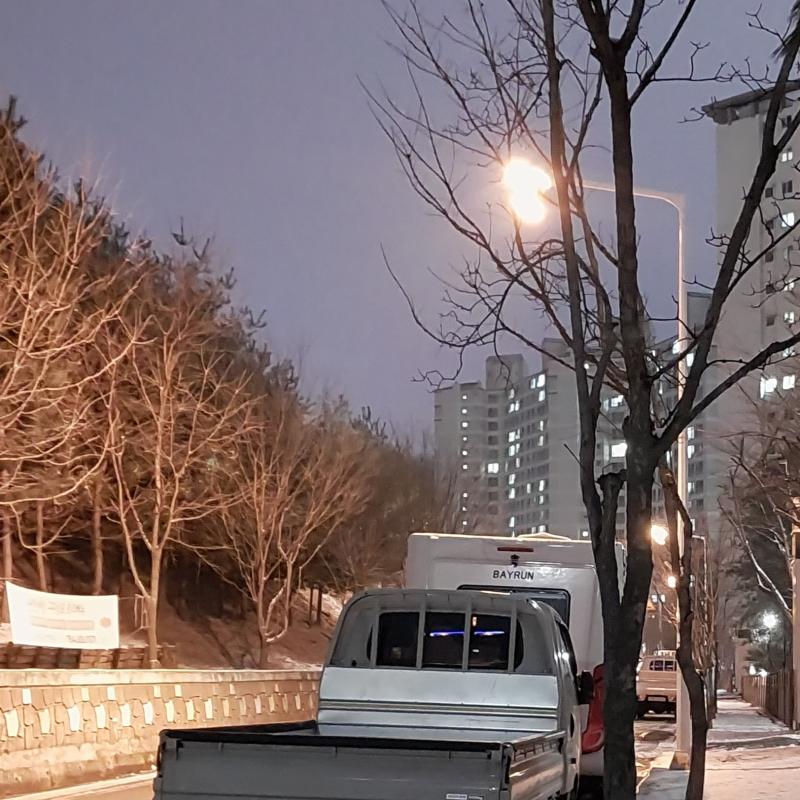 >>105 7. 이른 겨울 아침 옅은 햇빛과 낮달 8. 눈 내린 저녁 연보랏빛 세상 (저 사진 찍고 조금 뒤에 친구랑 포장마차에서 어묵이랑 호떡