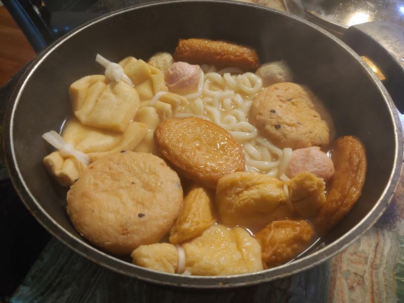 우동 말고도 오뎅탕에 넣어먹어도 맛있어!! (사진은 국물 따르기 직전에 건더기만 덜은거) 금방 익음 + 바닥에 눌러붙으니까 키리모찌는 같이 넣고