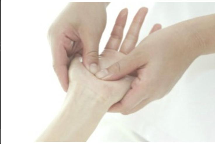 내 손으로 상대방 손을 받친다는 게 이 얘기임. 대신 >>1에서 말했듯이 두손 대신 한손으로 상대방 손 아래 받치고 쥔다기 보다 쟁반을 내 손바