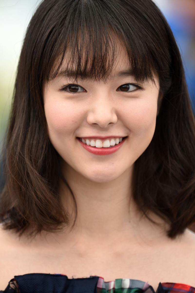 이분 닮았단 얘기 들어봐써