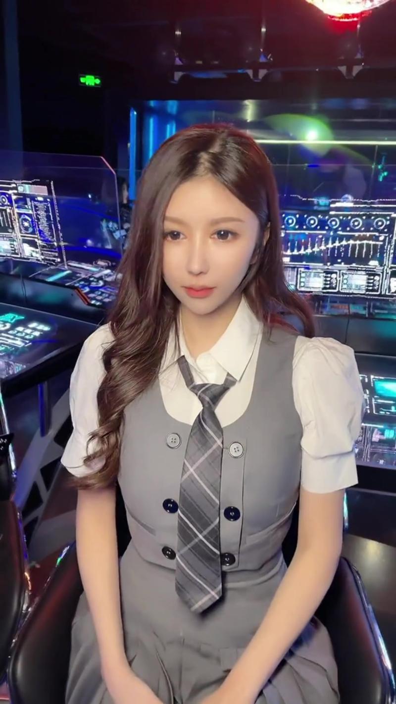 다른 각도에서 보니까 진짜 인형인 것 같아.. 무섭
