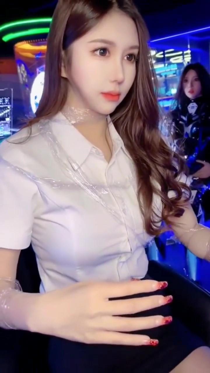 다른 각도에서 보니까 진짜 인형인 것 같아.. 무섭