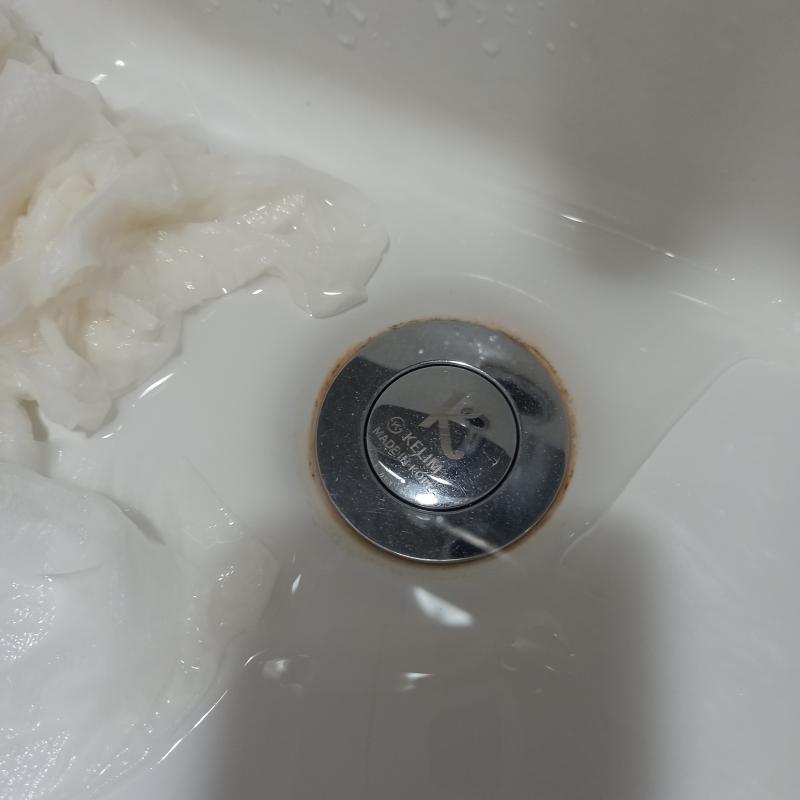 옆에 휴지는...물 제거하려는 눈물의 흔적...