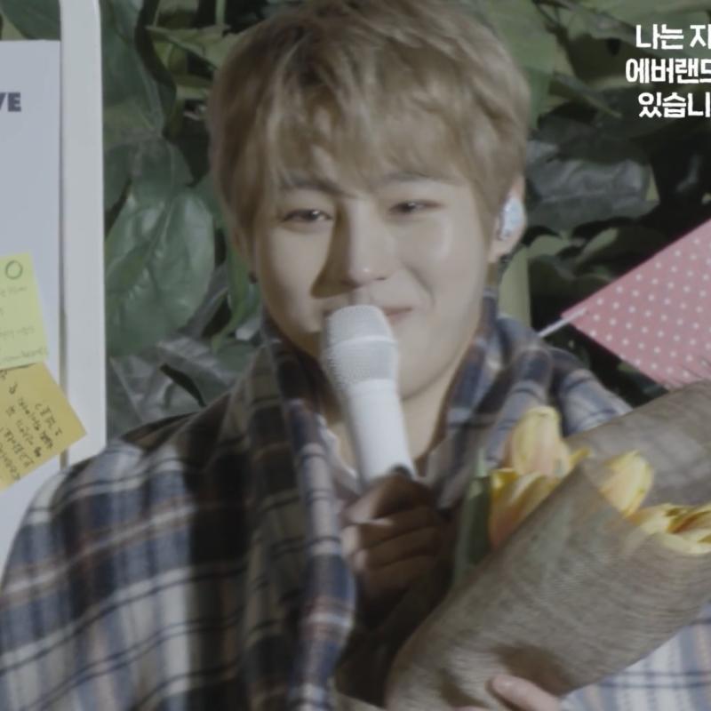 사진 고르는 게 매우 힘들었지만.. 세장 모두 레전드라고 생각하는 사진들 중 하나야 마지막은 그냥 라이브 보다가 넘 귀여워서 냅다 캡쳐 갈겨버린