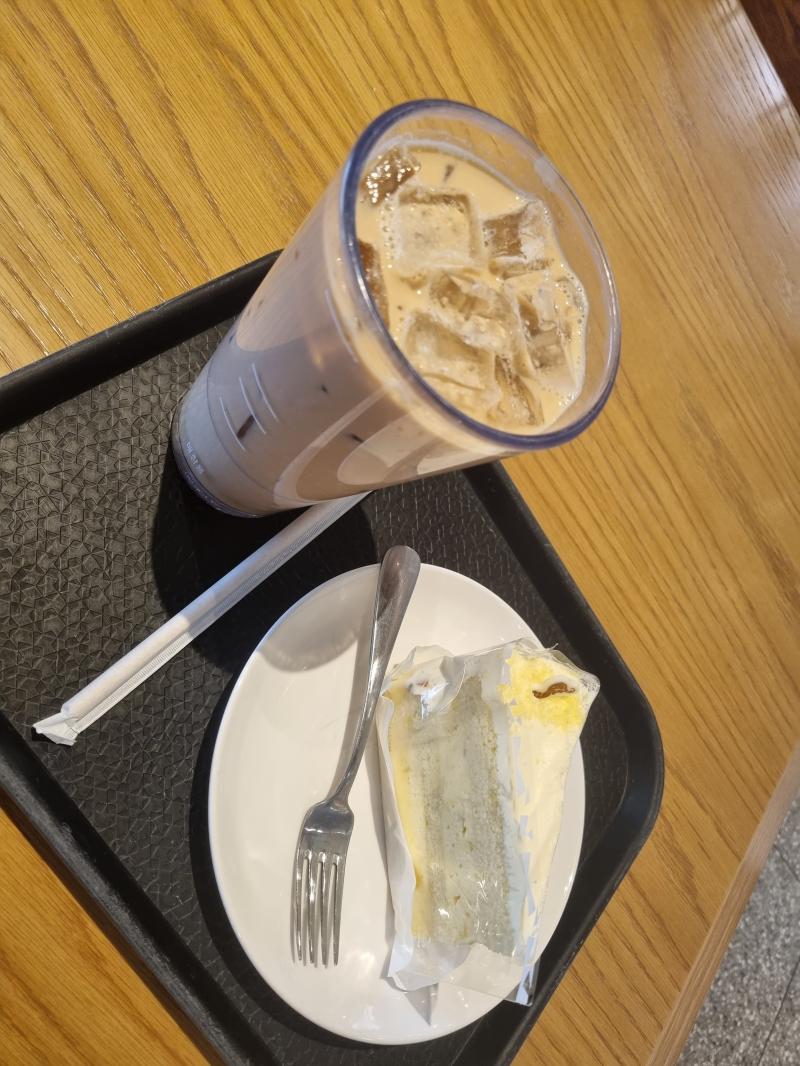 스벅 쿠폰 달달하고~~~ 오늘 저녁 해결해야해서 고구마케익먹음