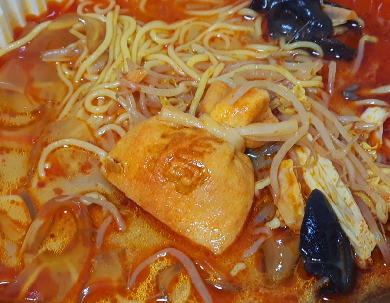 마라탕에 날치알주머니 미쳤다구ㅜㅜㅜㅜㅜ 속에는 어묵같은데 조금 색다르게 맛있는 어묵같고, 그 속에서 날치알이 몇알 톡톡 씹혀 또 유부에 베인 국
