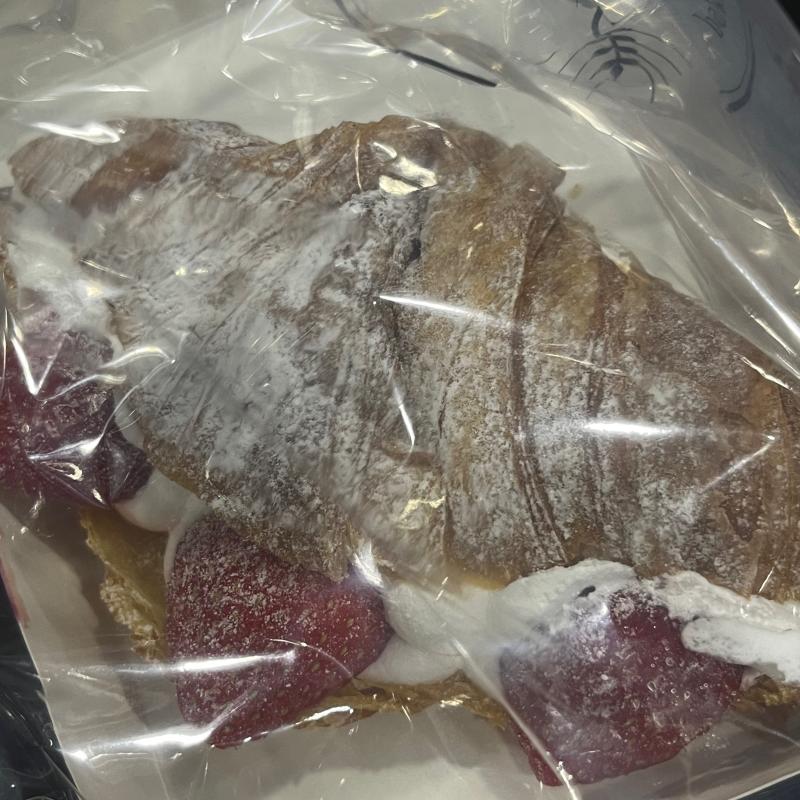 학교 근처 베이커리에서 딸기 크로와상 겟또 딸기가 너무 맛있어 보여서 못 참고 포장해버렸다 ~ 크로와상과 함께 집까지 무사히 도착하기 대작전 ~