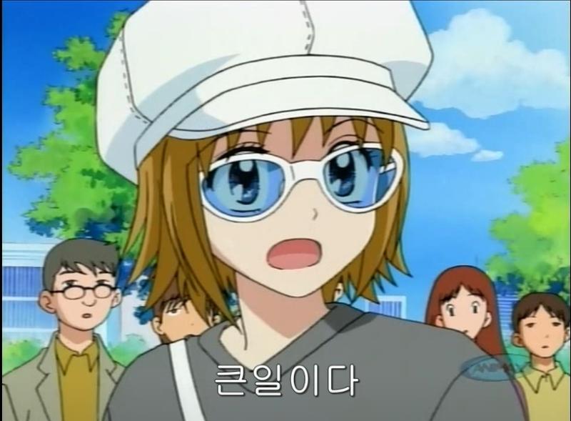 1 이런 치파오 패션 입고 싶은데 매국노라고 욕먹겠지? 게다가 팔지도 않음 2 컬러 선글라스 휴양지에서 말고 일상에서 막 쓰고 다니고 싶은데 미