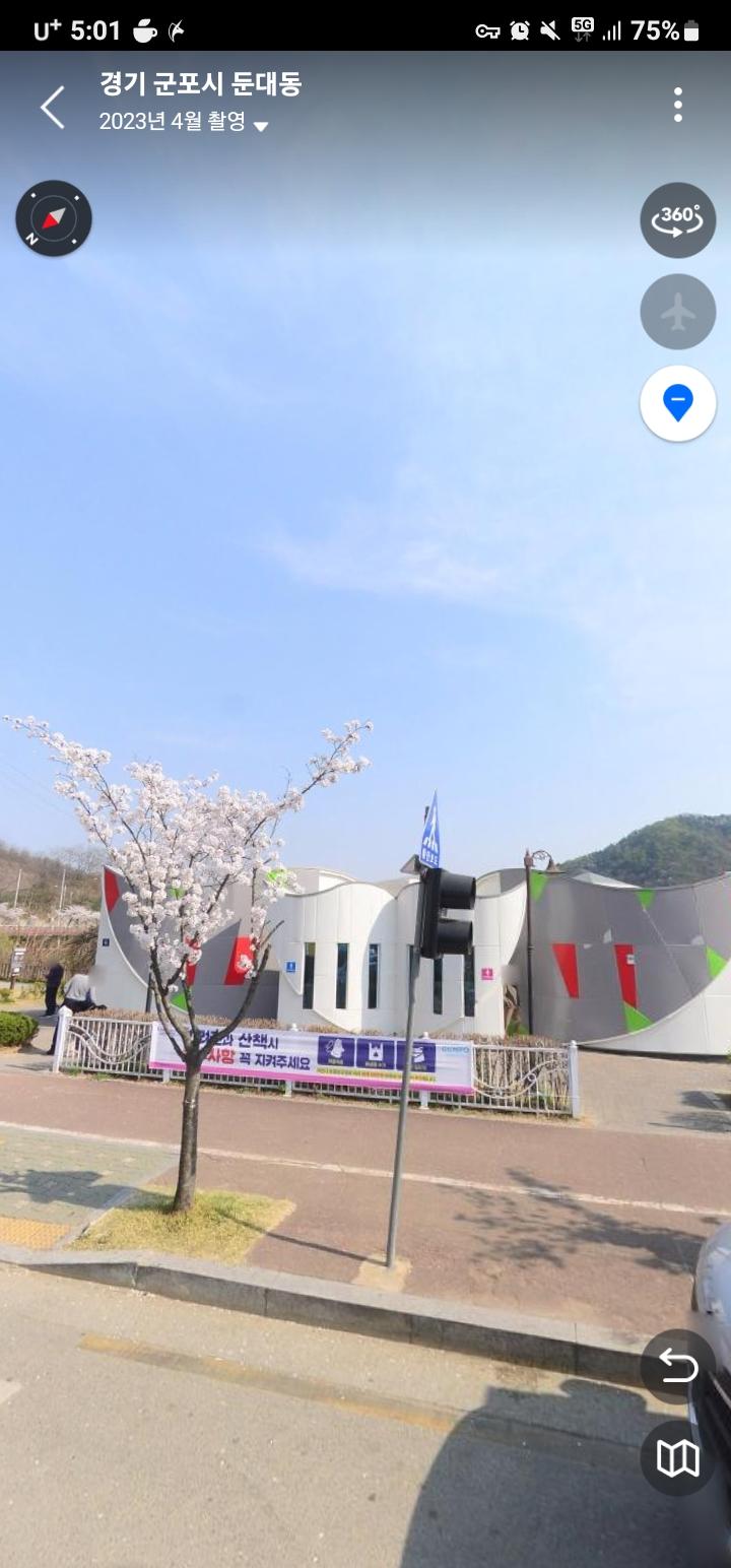여기가 해당 글에서 남성분이 농성하던 화장실임 화장실 위치가 바뀌거나한게 아니라면 내가 가본 이곳이 그 화장실이 동일할거임