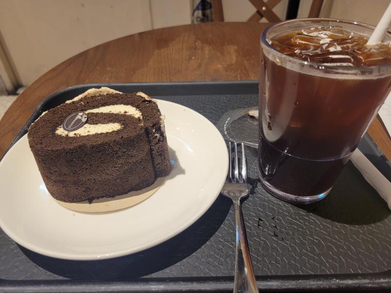 ์ค๋์ ์ฒซ๋ผ. ์๋น ํํ
๋ฐ์ ์คํ๋ฒ
์ค ์ผ์ดํฌ์ ์ปคํผ ์ฟ ํฐ์ผ๋ก ๋จน๋ ์ด๊ฒ