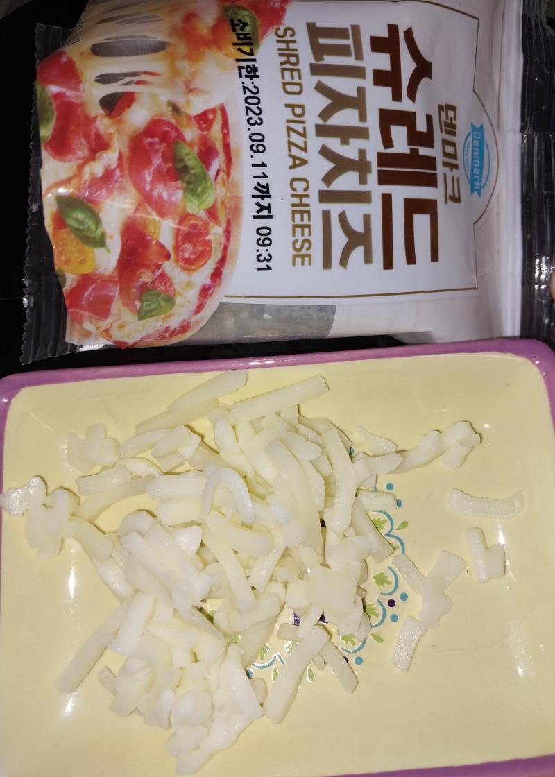 방금 포장 뜯었는데 양쪽으로 포장도 잘 안 뜯겨져서 가위 썼음.원래 양이 이래? 이것만 불량인가..