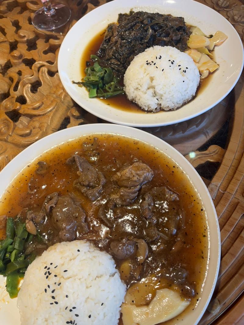 대만 2일차 오늘은 좀 와리가리 많이 함 아침은 유명한 아종면선으로 시작했음 먹고 유니클로 가고 h앤m 가고 현지 옷가게 가고 일단 옷을 봄 내