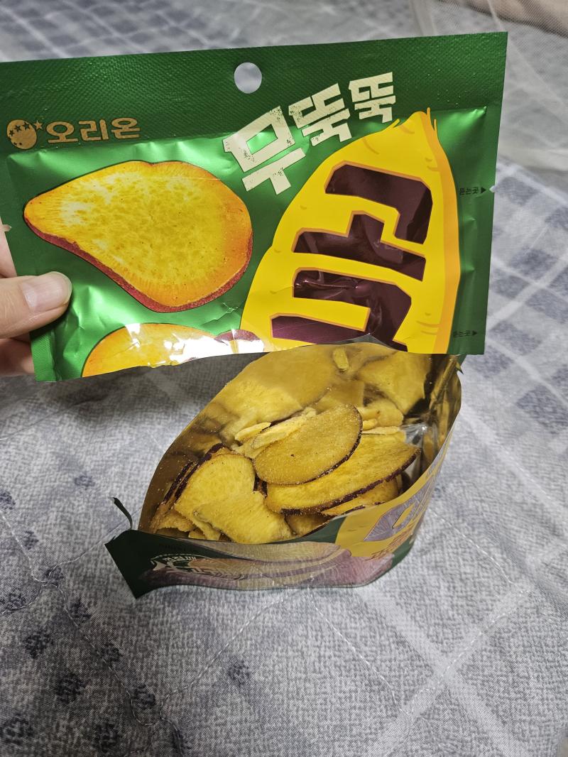 이거 뜯을 때마다 생각하는건데 뜯는 부분 두 개로 만드는 이유가 뭐임? 의도는 알겠는데 과자가 바닥에 깔려있는 수준이라 바로 아랫부분 잘라도 안