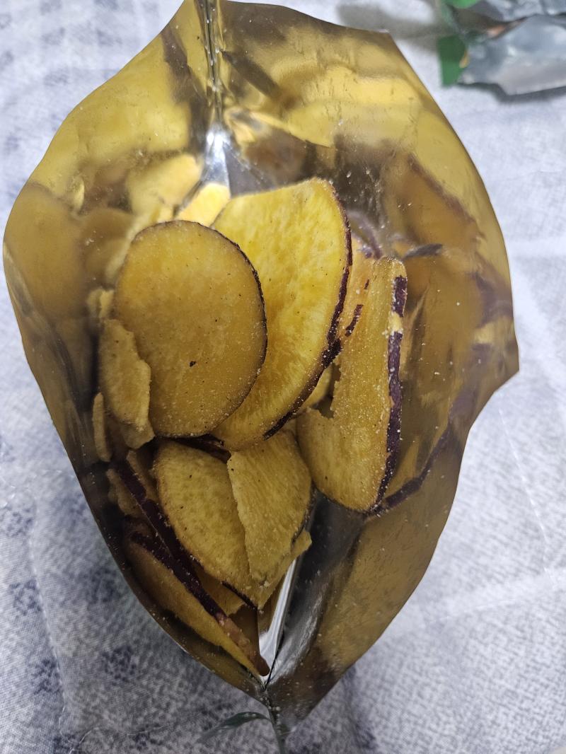 이거 뜯을 때마다 생각하는건데 뜯는 부분 두 개로 만드는 이유가 뭐임? 의도는 알겠는데 과자가 바닥에 깔려있는 수준이라 바로 아랫부분 잘라도 안