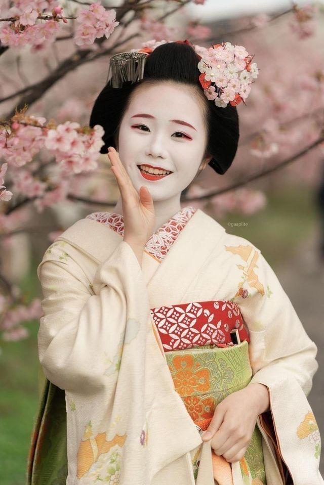 머리 모양은 이 사진처럼 동글동글해. 비녀도 엄청 화려해!! 사진속의 마이코는 카노히사라는 이름을 갖구 있는데, 내가 제일 좋아하는 마이코언니야