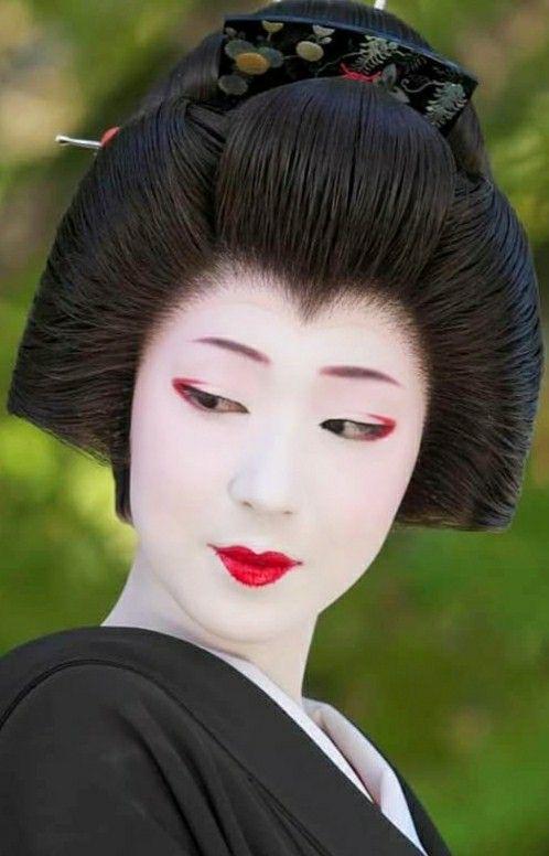이렇게!! 네모네모보단 약간 삼각형 느낌이당… 머리에 꽂는 비녀들도 되게 소박하고 정돈된 느끼이야!!