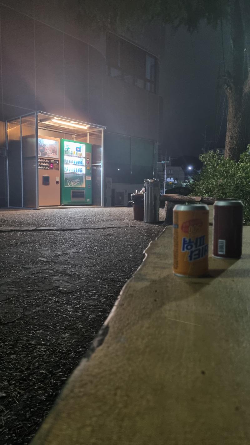 평소 근처에 일하시는 분들이 모여서 커피 마시는 곳에 쓰레기가 많길래 치웠다. 사진은 거의 다 치웠을때 찍은거