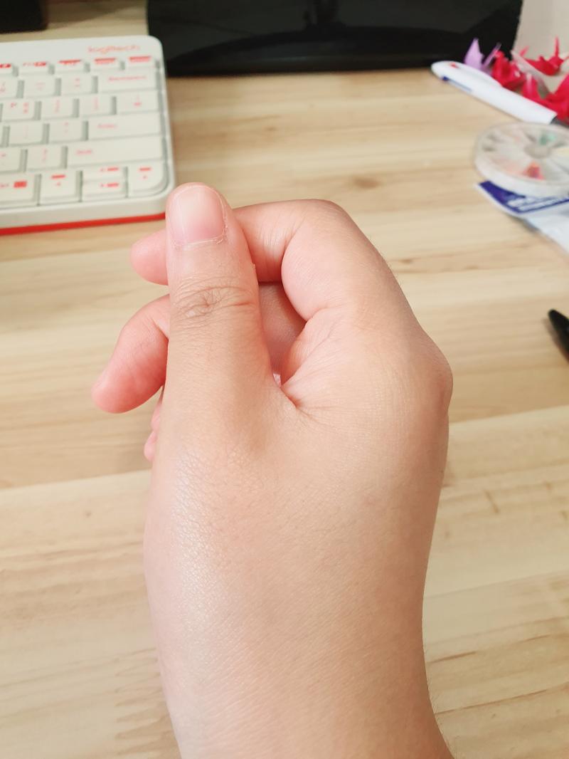 >>165 본인임. 위에서 왜 난리난 건지 모르겠는데, 첫번째가 작가님이 의도하셨다고 생각되는 손 모양. 두번째가 내가 이해한 거. 전체적으로 