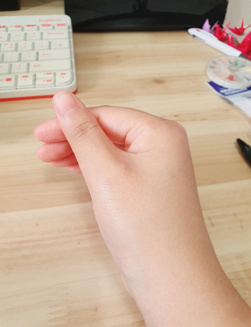 >>165 본인임. 위에서 왜 난리난 건지 모르겠는데, 첫번째가 작가님이 의도하셨다고 생각되는 손 모양. 두번째가 내가 이해한 거. 전체적으로 