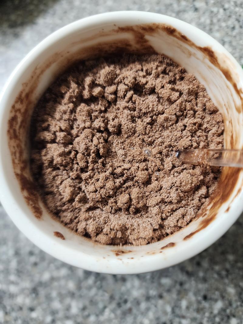 1번째 사진 - 선생님... 안 녹아요...... 2번 - 뜨거운 물 살짝 붓고 마신 후에 다시 우유 넣은 결과.jpg