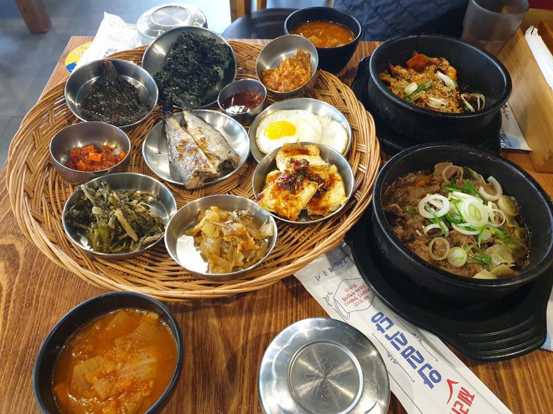 와; 지인이랑 제주도 얘기 하다가 생각난 거. 여기 분명 먹은 기억이랑 메뉴가 그렇게 많지 않은 것까진 기억이 나는데 어딘지 도저히 모르겠음..