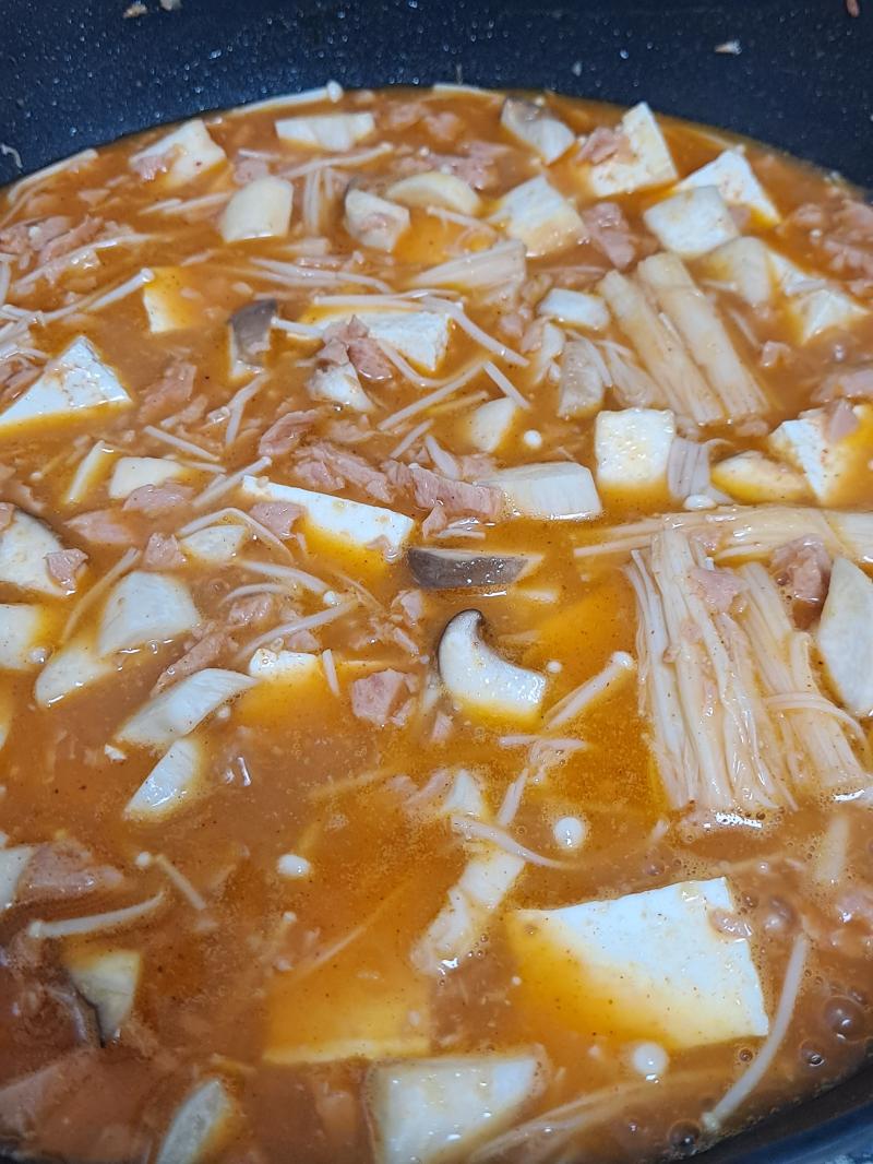 된장찌개... 1인분 할라 그랬음... 진짜임.... 원래 된장찌개 해먹어도 양념에 양파랑 두부만 넣어 먹다 보니까 버섯 양이 가늠이 안되는 거