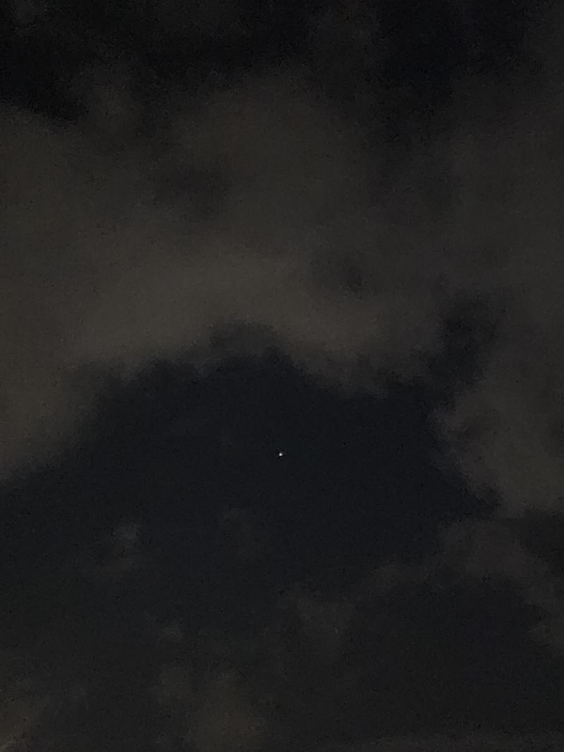 아까 달 보였는데 구름에 가려져 못 찍었다. 아쉽지만 별이라도.